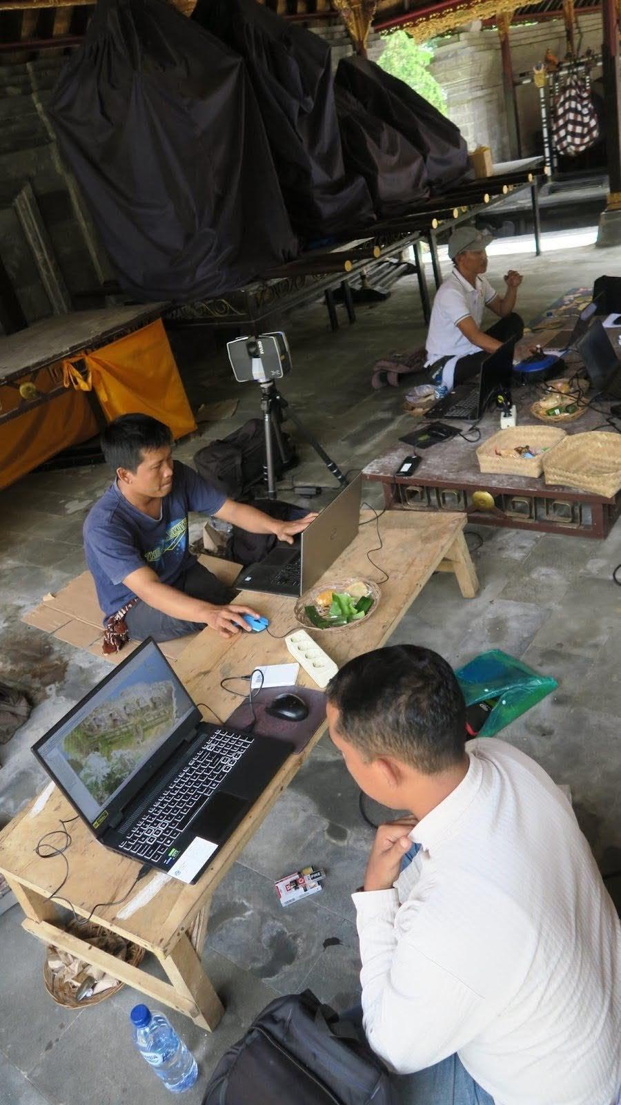 Figure 3: Architects and programmers from an Indonesian state government agency digitizing the shrines of Gunung Kawi. Photo: Erik de Maaker