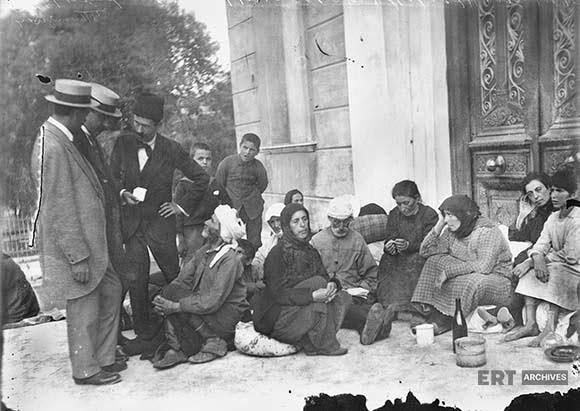 Figure 2: Refugees from Asia Minor arriving at the port of Piraeus. Photograph by P. Poulidis, ca. 1922. ERT Archives, Petros Poulidis Collection